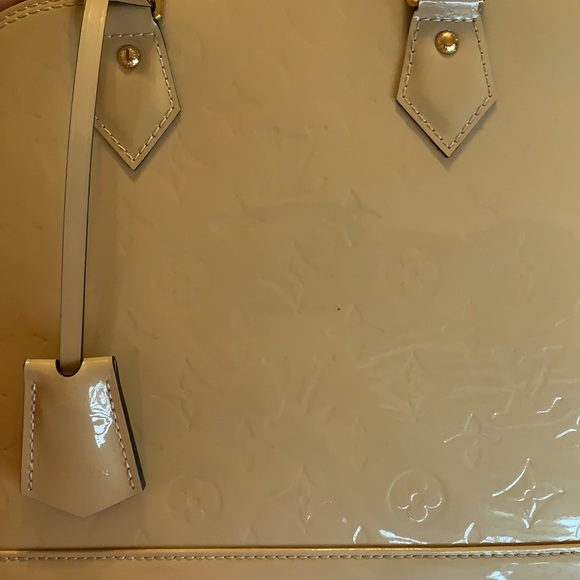 Authentic Louis Vuitton Patent Alma MM Beige With Gold Hardware! - Picture 6 of 8
